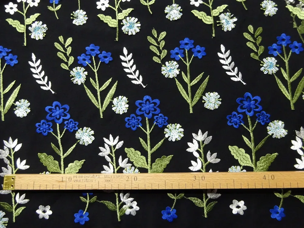 Vyšívaný tyl čierny "kvety, flitre" 