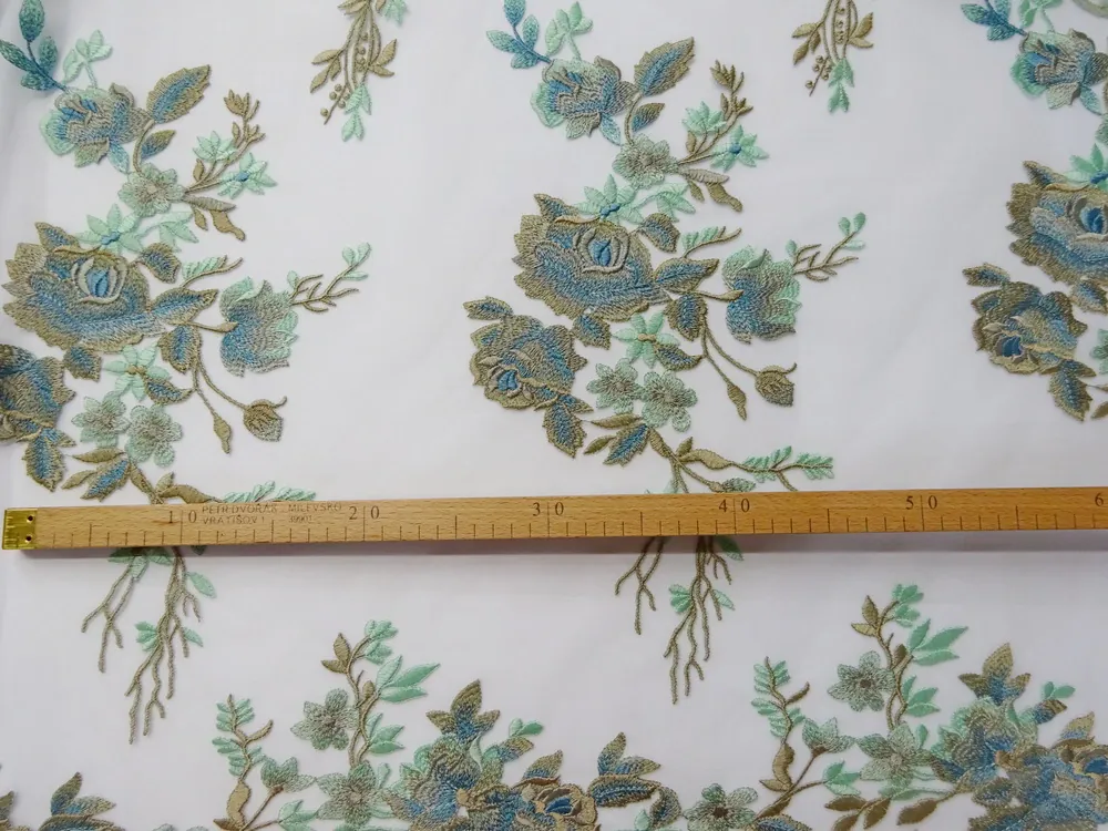 Vyšívaný tyl mintový "modro-mintovo-béžové kvety" 