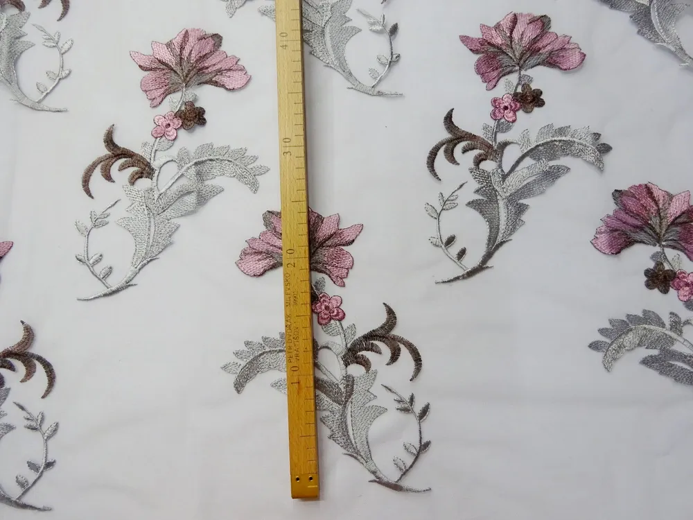Vyšívaný tyl sivý "ružovo-hnedo-sivé kvety"