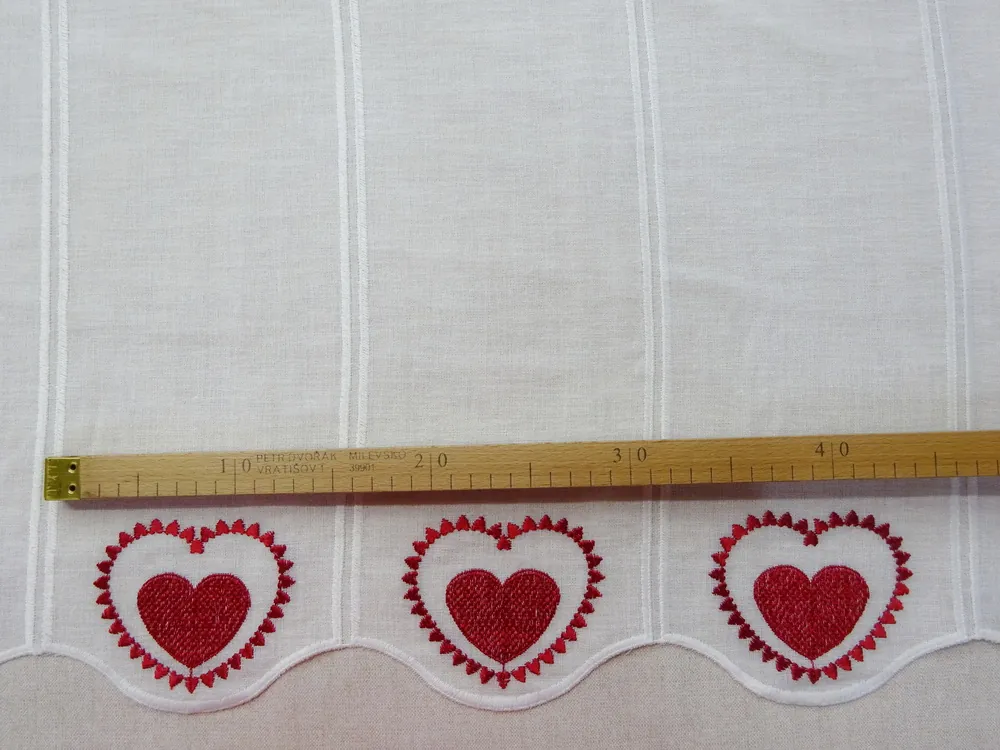 Záclonka biela "červené srdiečko" - 63 cm