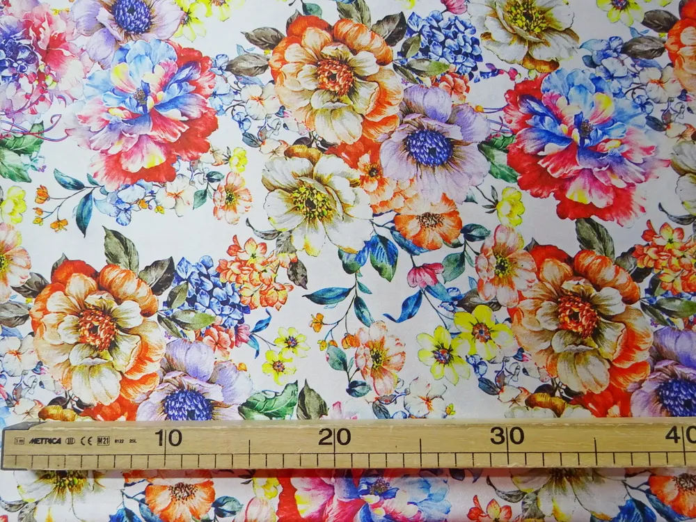 Satén biely "farebné kvety"