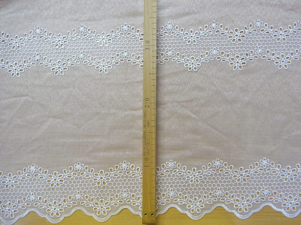 Záclona biela "vyšívané kvety" - 180 cm 