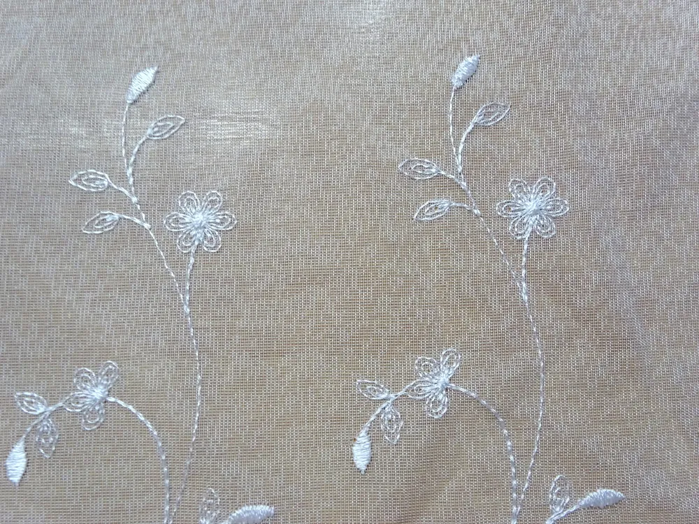 Záclona biela "vyšívané kvety, ozdobný okraj" - 140 cm