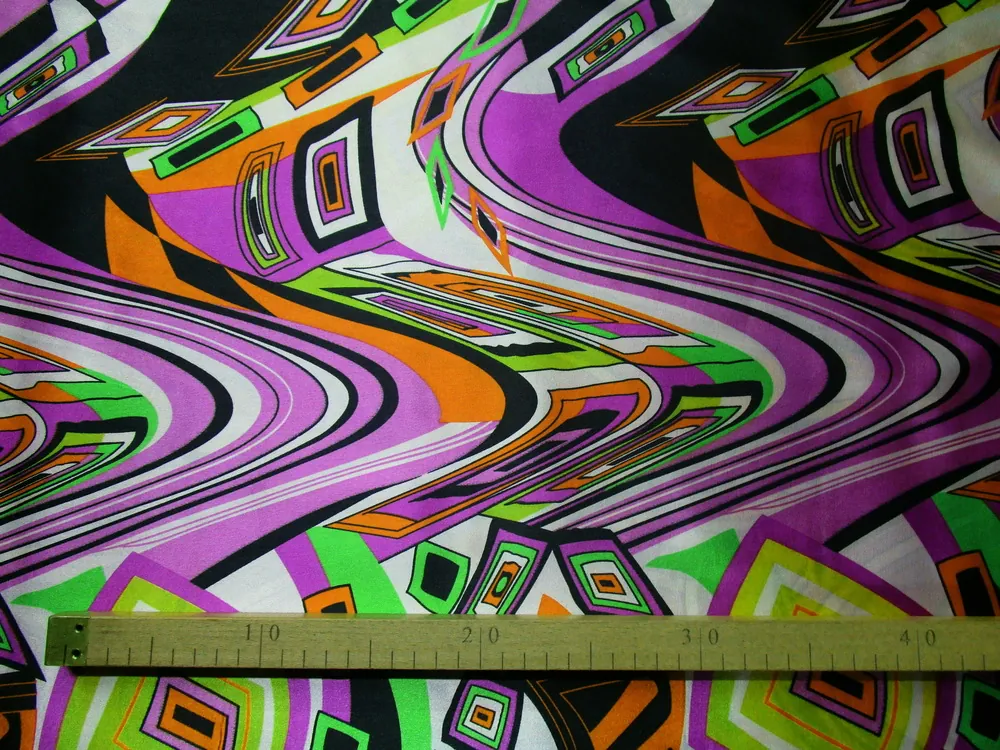 Satén fialový "obdĺžniky, vlnky"