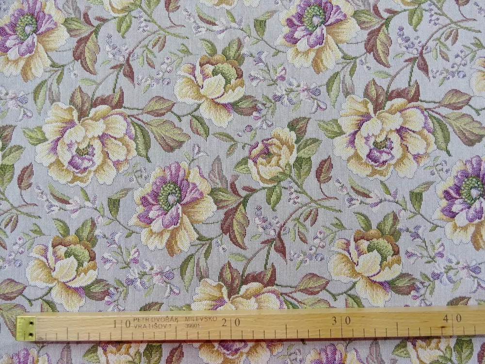 Gobelín sivý "fialovo-béžové kvety, zelené listy" 