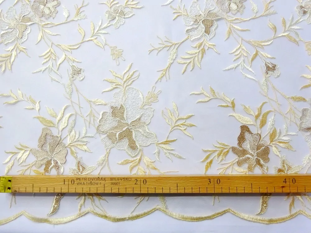 Vyšívaný tyl "banánkovo-béžový vzor" 