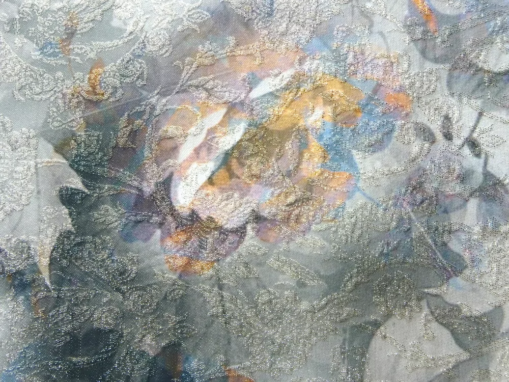 Žakard sivo-béžový "vtáčik, kvety, zlatý ornament"