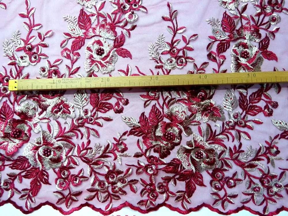 Vyšívaný tyl bordový "kvety, korálky" - bordúra