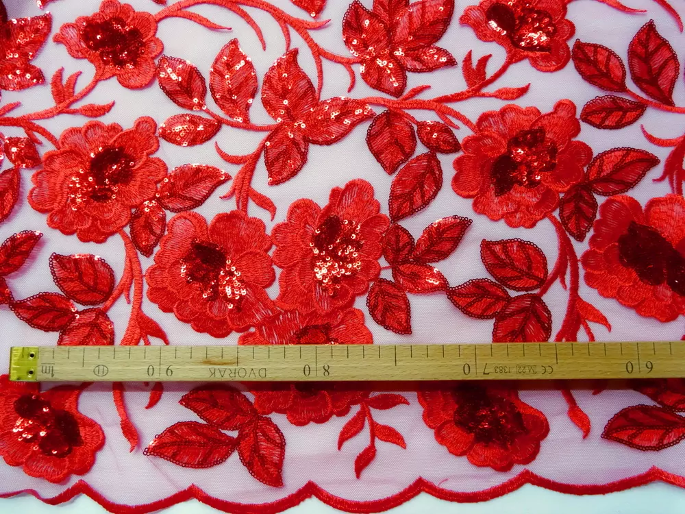 Vyšívaný tyl červený "kvet, listy s flitrami"