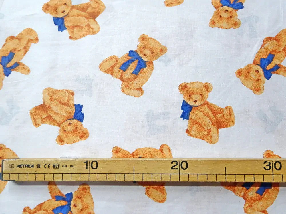 Bavlna biela "hnedý macko s tmavomodrou mašľou" 