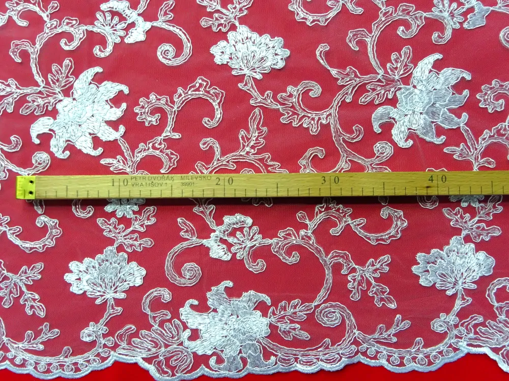 Vyšívaný tyl biely "kvety, lístky s flitrami"