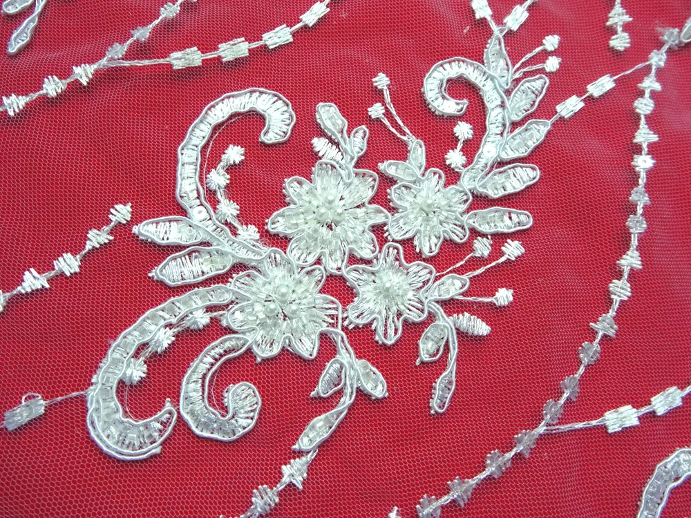 Vyšívaný tyl biely "kvety, listy s flitrami a korálkami" 