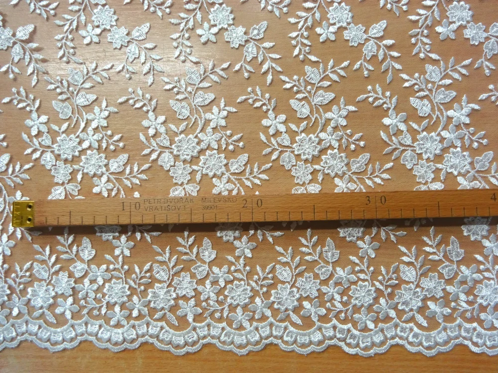Vyšívaný tyl maslový "kvety" 