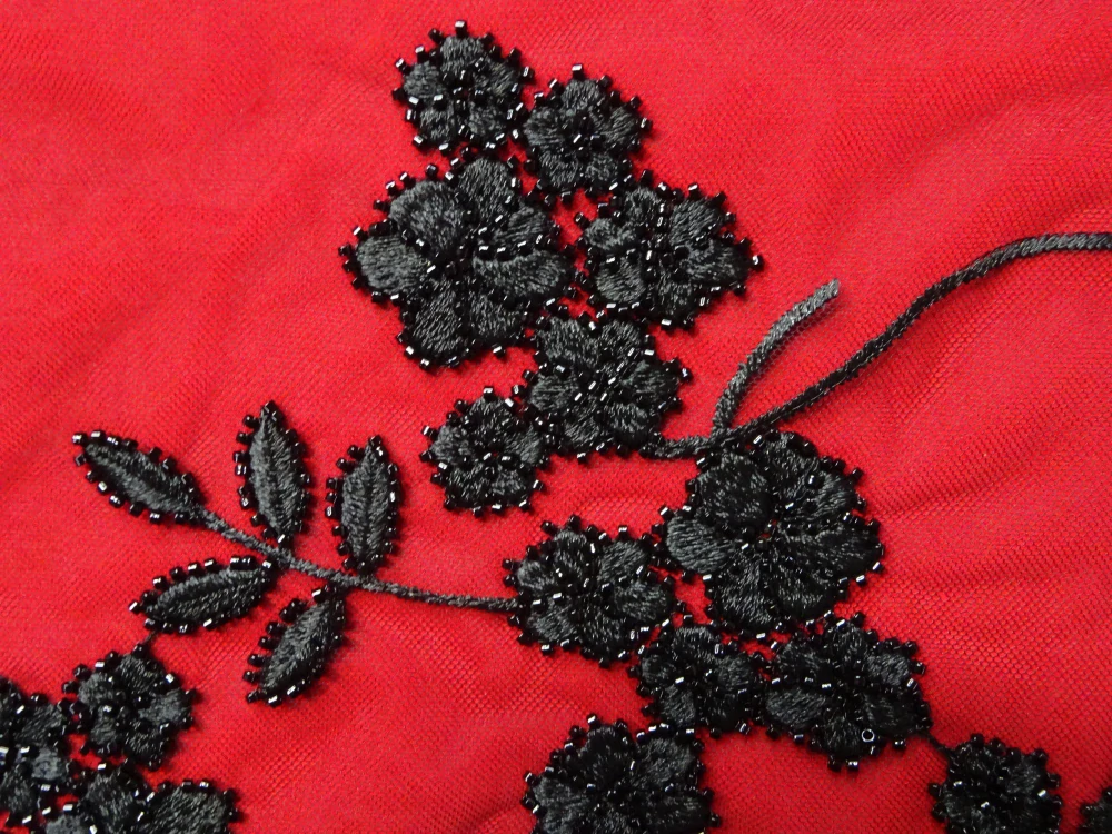 Vyšívaný tyl čierny "čierne kvety s korálkami" 