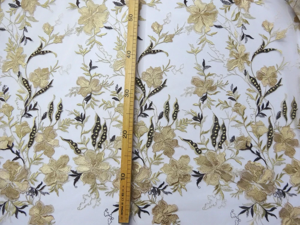 Vyšívaný tyl biely "béžovo-hnedé kvety" - bordúra jednostranná 