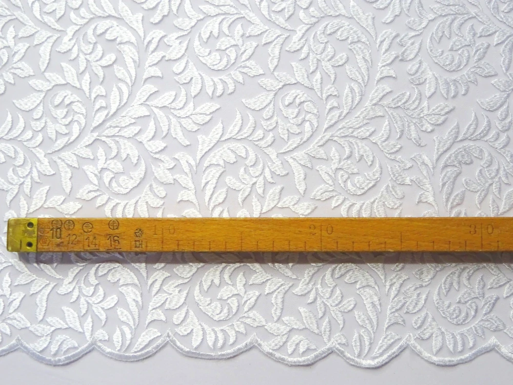 Vyšívaný tyl biely "lístočky" 
