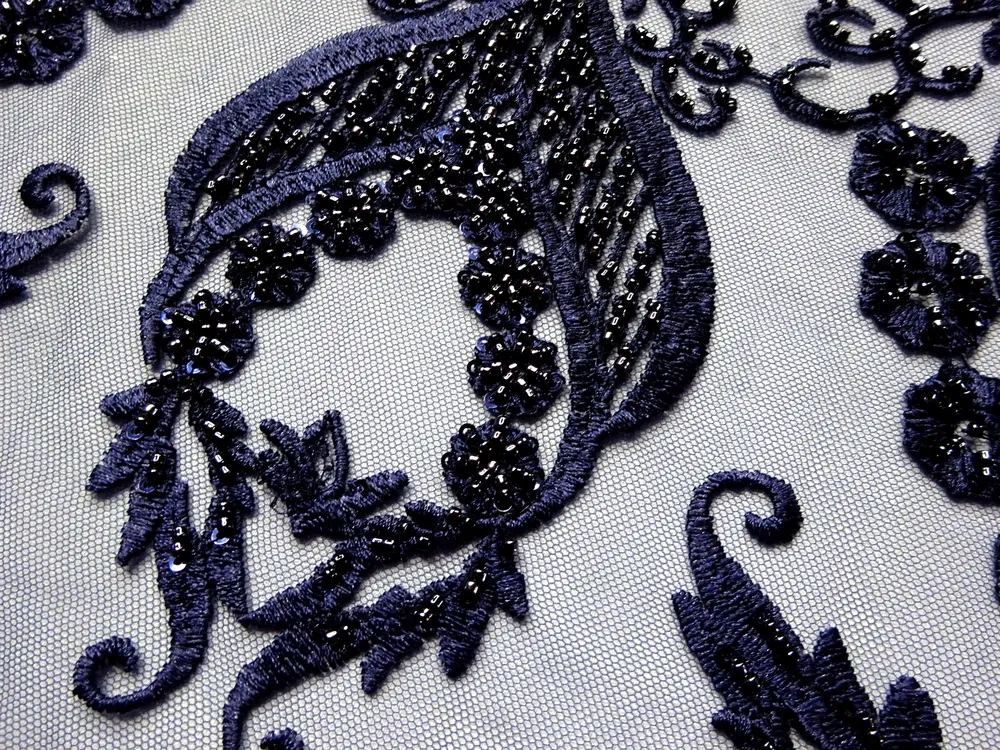 Vyšívaný tyl tmavomodrý "ornamenty s korálkami" 