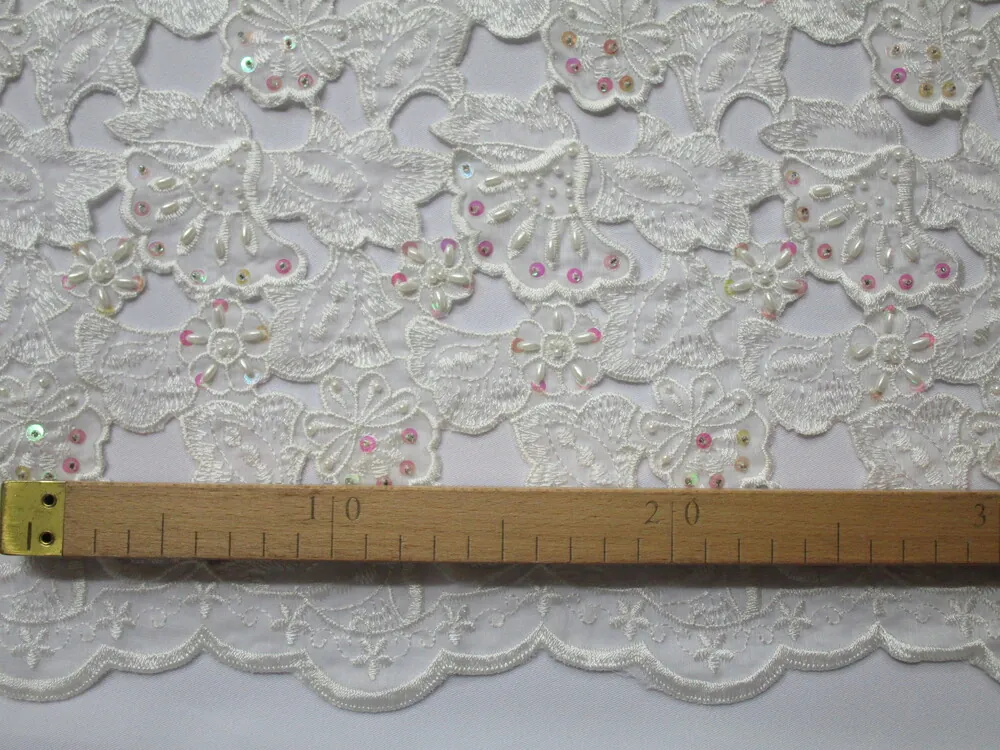 Krajka smotanová "kvety s flitrami a korálikmi"