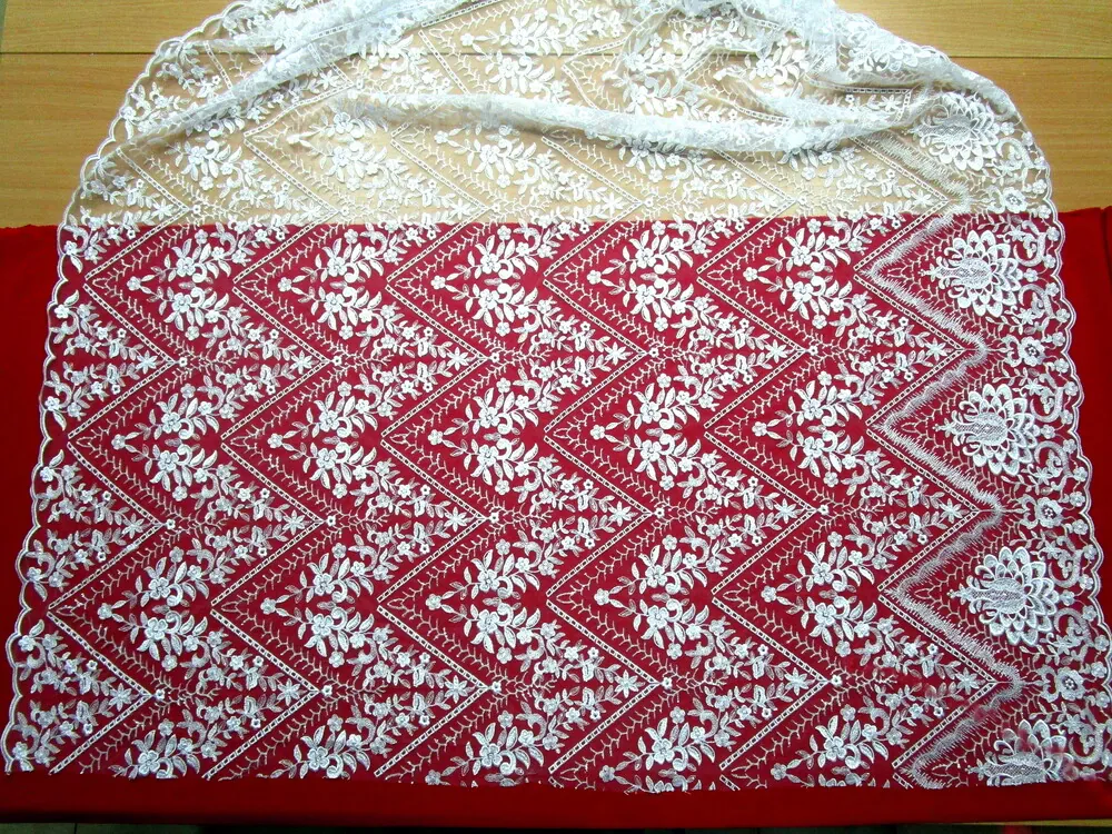 Vyšívaný tyl biely "kvet, cik-cak" - bordúra 