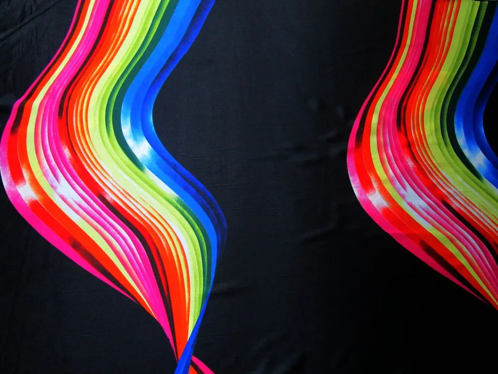 Satén čierny "farebná vlnovka" 