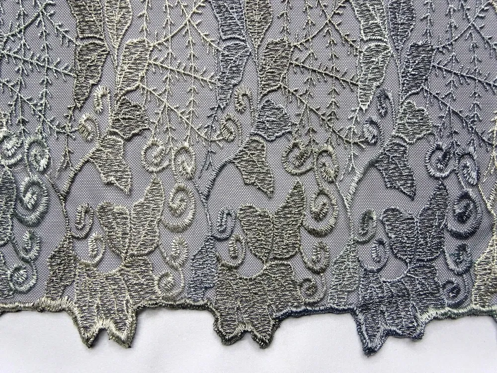 Vyšívaný tyl čierny "sivo-modré listy"