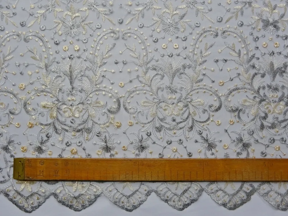 Vyšívaný tyl sivý "sivý a pomarančový vzor" 