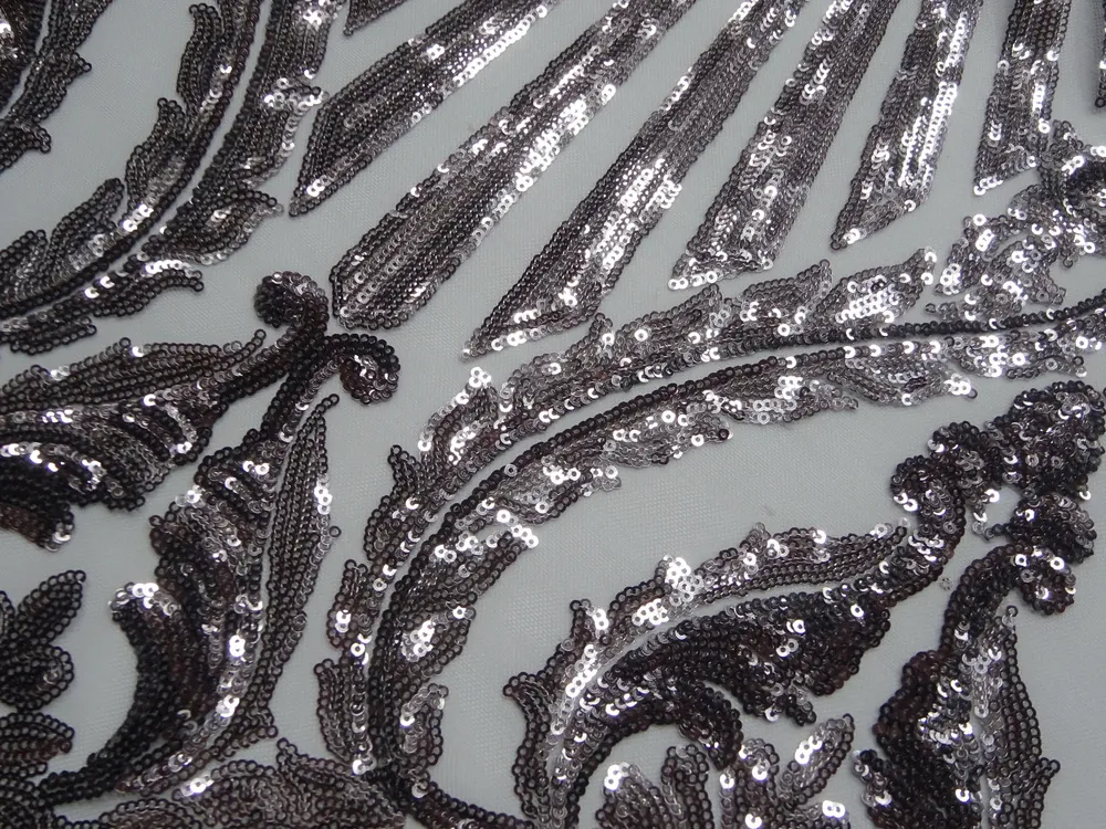 Vyšívaný tyl strieborný "ornamenty, flitre" 