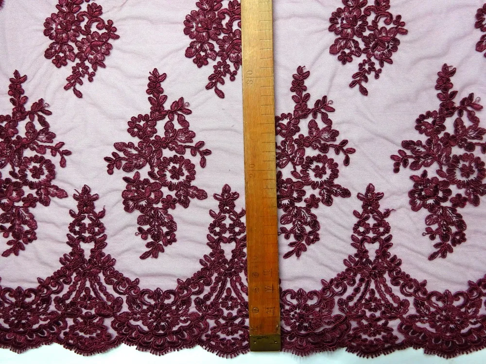 Vyšívaný tyl vínový "kvety, ozdobný okraj" 