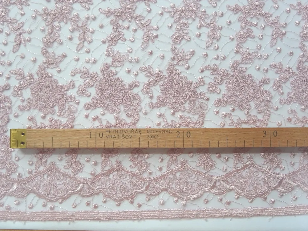 Vyšívaný tyl staroružový "plastický vzor" 