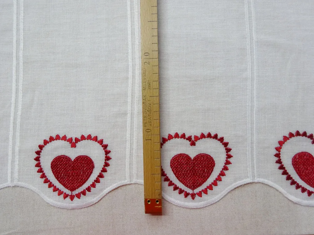 Záclonka biela "červené srdiečko" - 63 cm