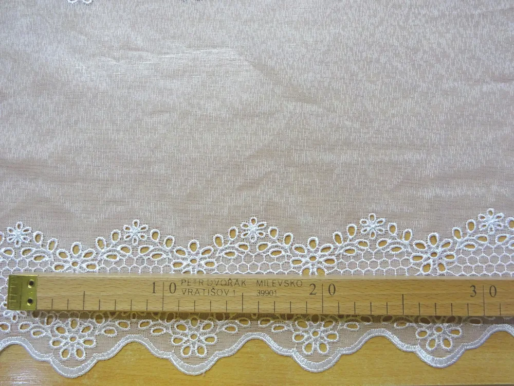 Záclona biela "vyšívané kvety" - 180 cm 