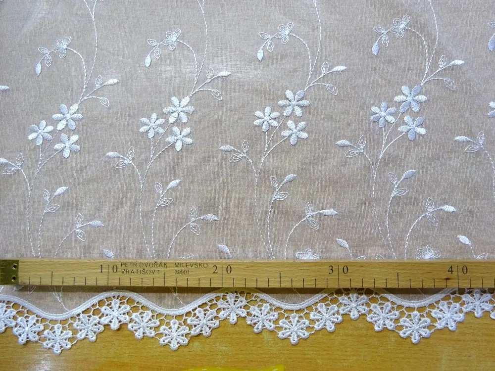 Záclona biela "vyšívané kvety, ozdobný okraj" - 140 cm
