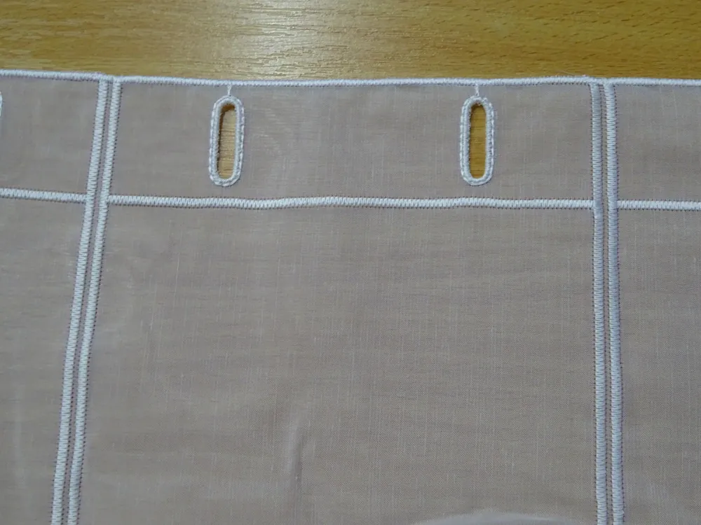 Záclonka biela "kvety" - 71,5 cm 