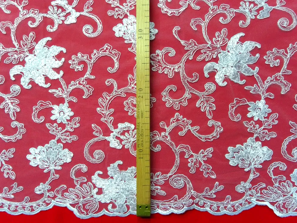 Vyšívaný tyl biely "kvety, lístky s flitrami"