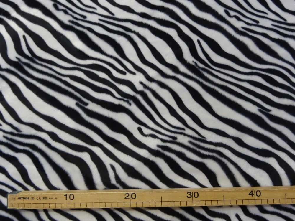 Kožušina bielo-čierna "zebra" - nízky vlas 