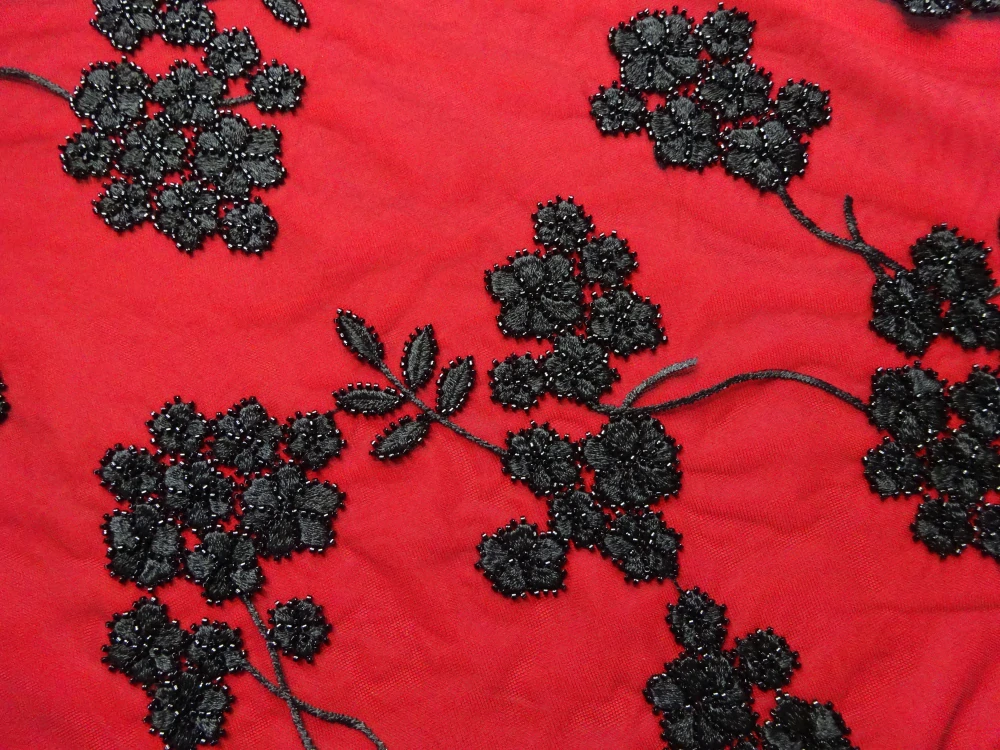 Vyšívaný tyl čierny "čierne kvety s korálkami" 