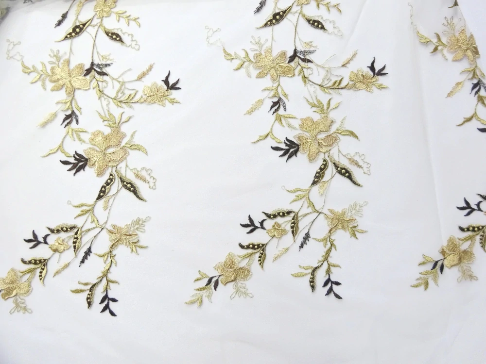 Vyšívaný tyl biely "béžovo-hnedé kvety" - bordúra jednostranná 