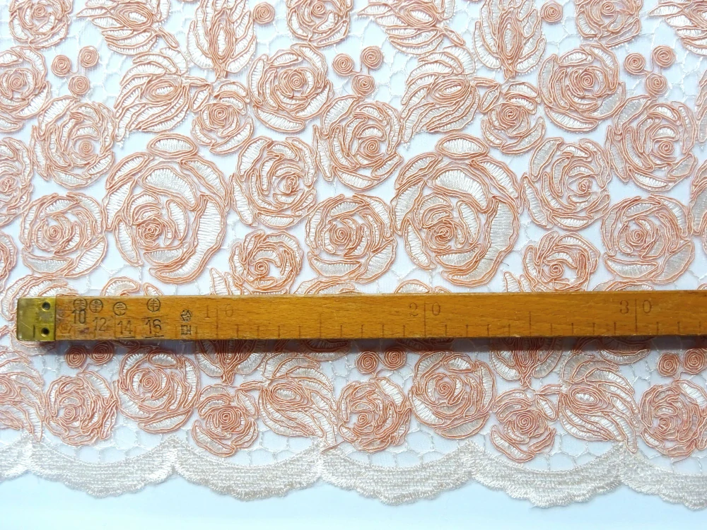 Vyšívaný tyl "svetlopomarančové kvety" 