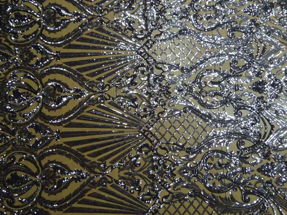Vyšívaný tyl strieborný "ornamenty, flitre" 
