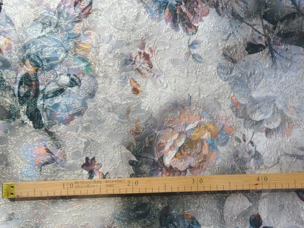 Žakard sivo-béžový "vtáčik, kvety, zlatý ornament"