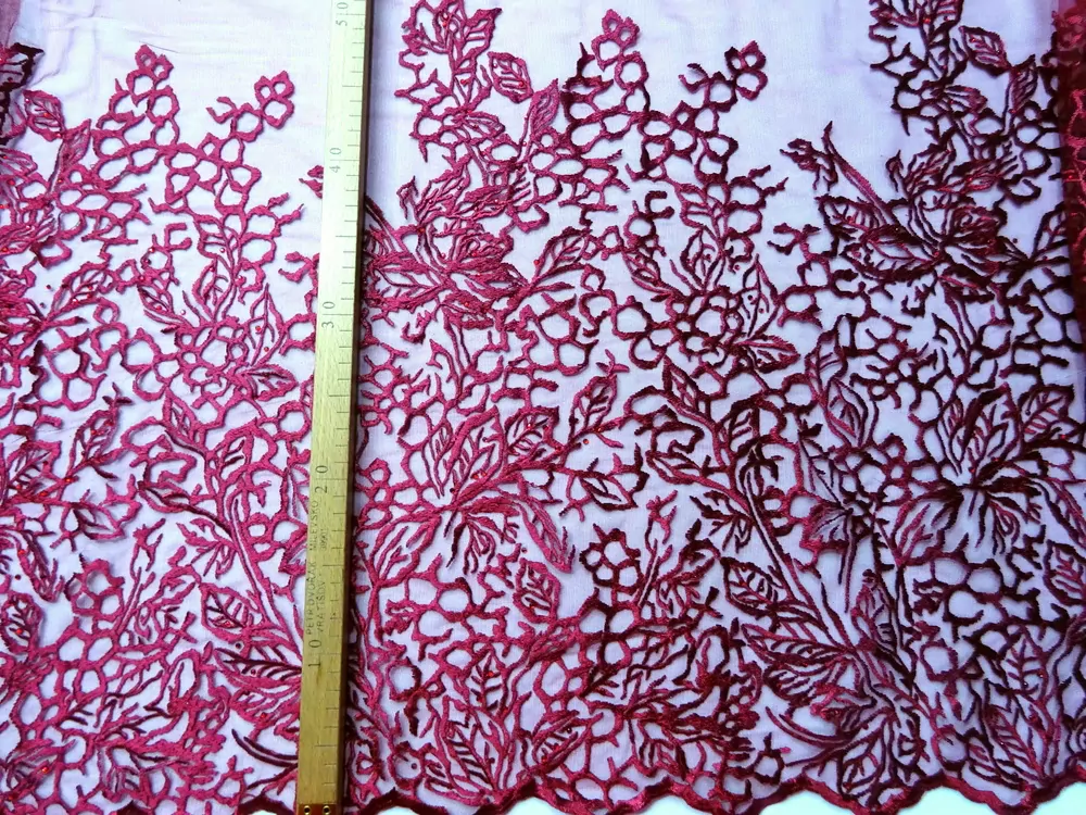 Vyšívaný tyl bordový "kvety, korálky" - bordúra