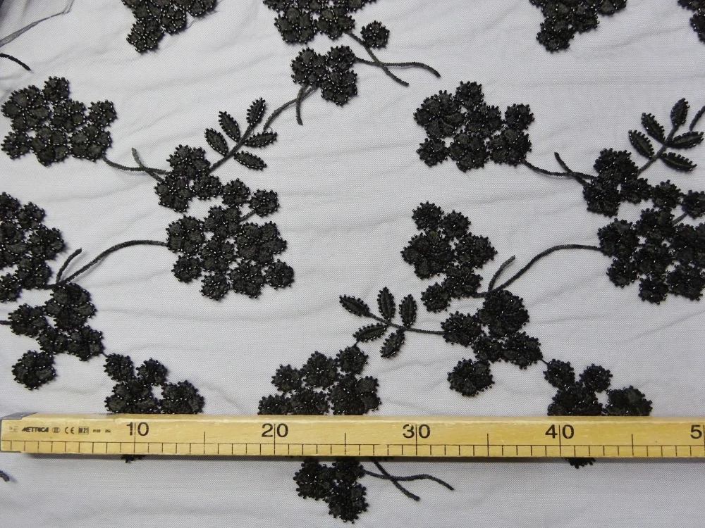 Vyšívaný tyl čierny "čierne kvety s korálkami" 