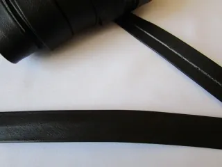 Šikmý prúžok koženkový "čierny" - 1,5 cm