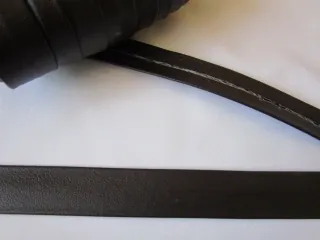 Šikmý prúžok koženkový "tmavo hnedý" - 1,5 cm