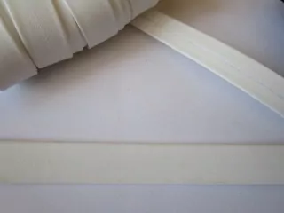 Šikmý prúžok koženkový "biely" - 1,5 cm