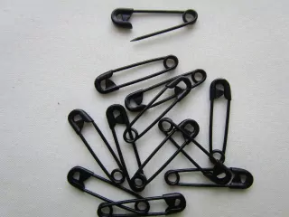 Špendlík zatvárací "čierny" 28 x 4 mm