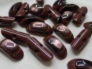 Gombík "hnedý" - 29x11 mm