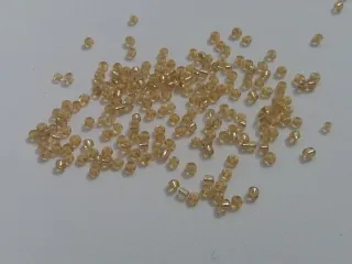 Korálik sklenený "svetlo zlatý" - 2 mm - balík