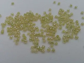 Korálik sklenený "svetlo žltý" - 2 mm