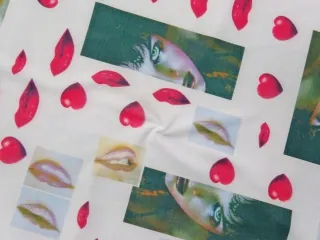 Úplet biely "tvár, pery, srdiečka"